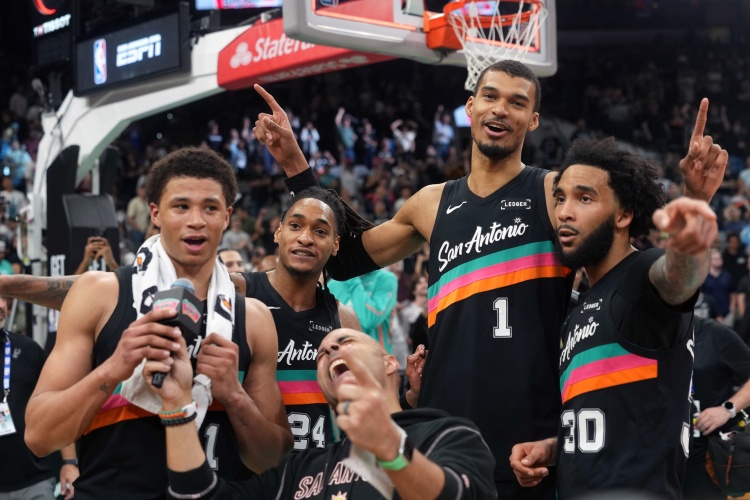 世界杯官方正版入口-霍里：马刺有8人场均得分上双 他们在打团队篮球