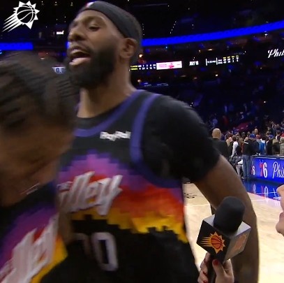 世界杯手机直播-别又给撞伤了~杰伦·格林采访 罗伊斯·奥尼尔过来庆祝把前者撞飞