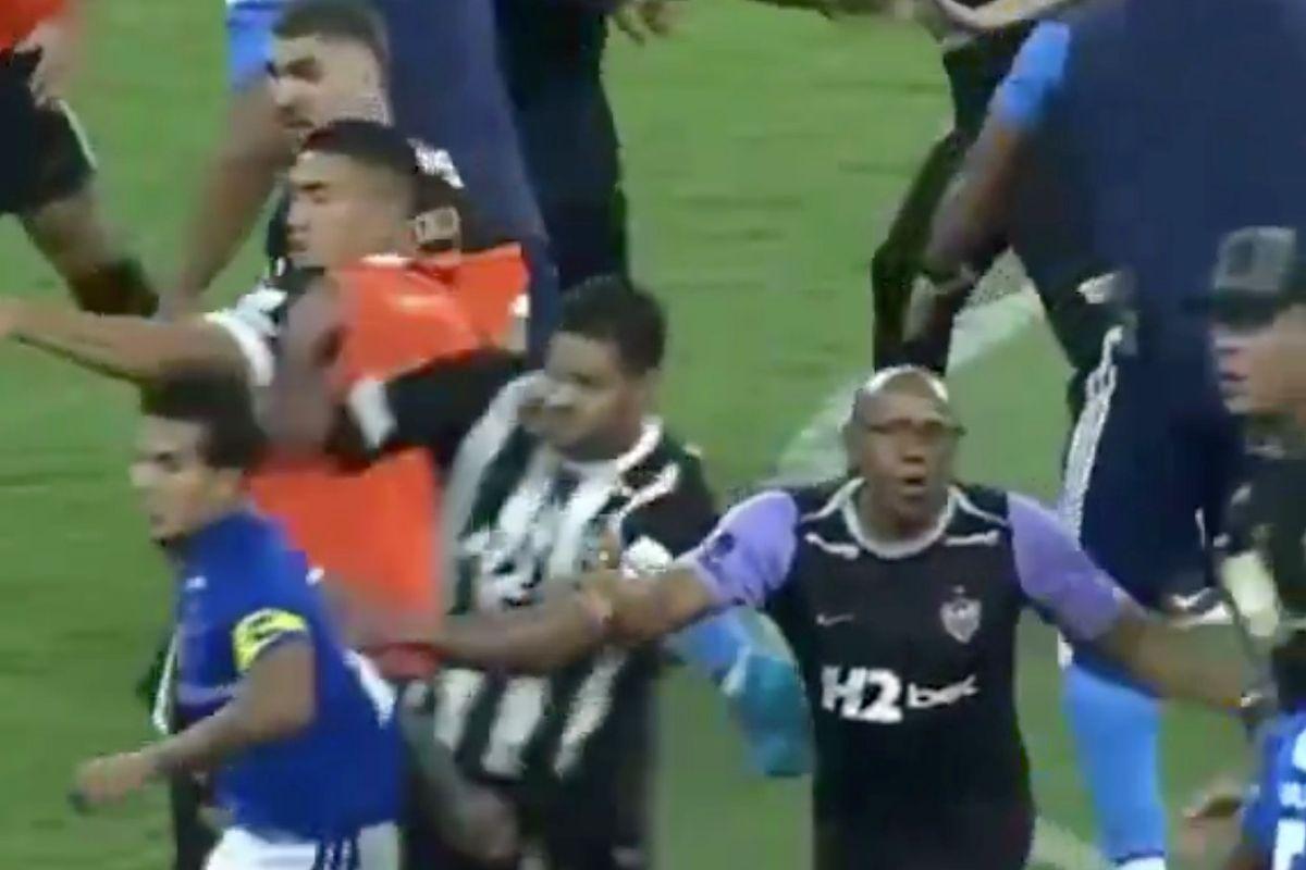 世界杯官方正版入口-足坛罕见暴力群殴！终场前30秒爆发大乱斗，23人集体被驱逐